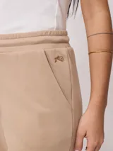 Pantalón deportivo jogger color beige, de pierna ancha y corte holgado.