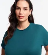 Blusa tipo muscle tee color turquesa, hecha en ribana de viscosa y poliéster, con escote redondo y sin sisas.