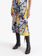 Vestido largo de punto con estampado multicolor vibrante, cuello alto con detalle de volado y talle ajustado con tablas en el delantero.