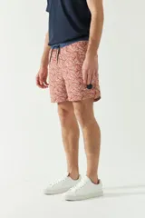 Short de baño estampado con cintura elástica ajustable con cordón, dos bolsillos laterales y uno trasero. Confeccionado en tela ligera de secado rápido y logo bordado.