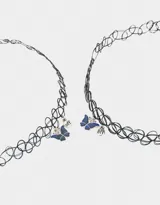 Set de dos chokers elásticos negros con dije de mariposa azul y dije de letras BFF.