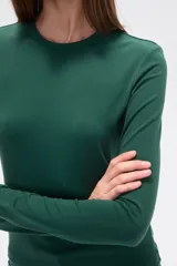 Remera negra de manga larga, corte ajustado y cuello redondo.