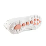 Championes blancos de cuero sintético con cordones y detalles plateados en el talón.