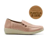 Zapato casual color rosa con plantilla de cuero, capellada con perforaciones y suela beige.