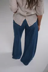 Pantalón de jean azul de corte wide leg, tiro alto y calce relajado.