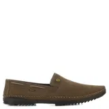 Zapato de hombre color marrón, de diseño casual, con costuras y suela antideslizante.
