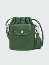 Bolso bandolera verde oscuro de cuero con correa ancha ajustable y cierre con solapa y cordón ajustable.