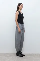 Pantalón de tiro alto, corte ancho y holgado, con elástico en la cintura. Confeccionado en tela estampada a cuadros vichy en blanco y negro.