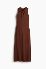 Vestido tobillero marrón sin mangas en punto tupido, con escote en V, sección drapeada con nudo decorativo y detalles cut-out adelante, y falda con leve vuelo.