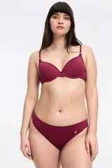 Conjunto de lencería color borgoña, compuesto por un corpiño con aro y breteles regulables, y una bombacha tipo colaless.