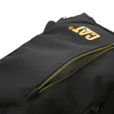 Mochila Caterpillar color rosa con logo negro estampado en el frente. Tiene un compartimento principal con cierre, un bolsillo frontal con cierre vertical y dos bolsillos laterales con cierre. Las correas son ajustables y acolchadas.