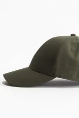 Gorra deportiva verde oliva de tejido funcional repelente al agua, con cinta antitranspirante y hebilla ajustable metálica en la parte posterior.