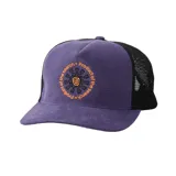 Gorro de camionero Rip Curl Search Sun, color violeta con paneles traseros de malla negra y logo bordado en el frente.