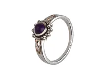Anillo de plata 925 decorado con una piedra de amatista, con diseño detallado en el aro.