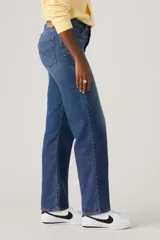 Jean azul de corte recto y tiro alto, con lavado medio y efecto desgastado en los muslos.