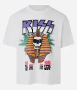 Remera color hueso de corte boxy con estampado del logo de la banda Kiss y un diseño de un faraón con gafas de sol.
