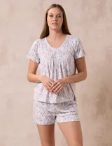 Conjunto de pijama de short y remera estampados, marca René Rofé. Remera de escote redondo con aplique de puntilla y detalle plisado. Short con cintura elastizada.