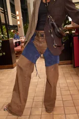 Pantalón de jean color óxido chocolate, de corte recto y tiro medio, con diseño de cinco bolsillos y botón metálico.