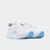 Championes de running Reebok Energen Tech Plus 2, color blanco con detalles en celeste y naranja.