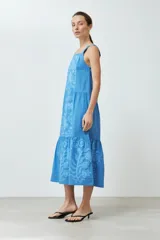 Maxi vestido azul con estampa floral localizada, de breteles finos y corte recto.