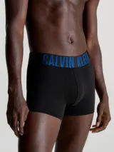 Pack de tres bóxers negros ajustados Calvin Klein de algodón y elastano, con cintura elástica azul con el logo de la marca en blanco.