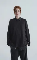 Sweater negro de punto con cuello polo y corte oversize.