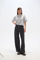 Pantalón de jean azul oscuro, de corte recto y tiro alto.