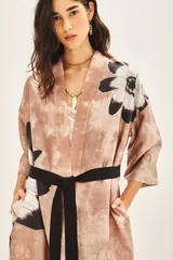 Kimono largo hasta la rodilla con estampado abstracto en tonos marrones y negros. Tiene mangas amplias 3/4 y lazo en la cintura.