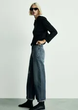 Pantalón de jean azul oscuro de corte slouchy, tiro alto y cinco bolsillos.