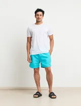 Short de baño celeste.