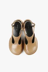 Zapato negro de cuero con pulsera al tobillo, taco ancho y plataforma con diseño redondeado.