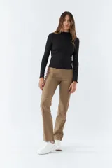 Pantalón de vestir color café con corte recto, tiro alto y elástico en la cintura. Presenta bolsillos laterales y detalle de cuero en los laterales.