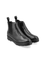 Botín Chelsea de cuero vacuno color negro, con elásticos laterales texturados, aplique metálico con logo de la marca, forro y plantilla de cuero, y suela de goma.