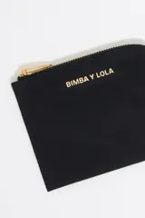 Monedero Bimba y Lola de nylon color rosa, con logo metálico dorado, tirador de cordón multicolor, bolsillo interior doble y cierre con cremallera.