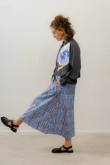 Falda midi de popelina de algodón con estampado a rayas verticales azules, rojas y naranjas.