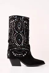 Bota texana corta de gamuza sintética color negro, con taco cuadrado y punta fina. Decorada con apliques de strass plateados y turquesas.