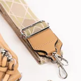 Bandolera color camel con correa ancha de tela estampada y monedero redondo extraíble.