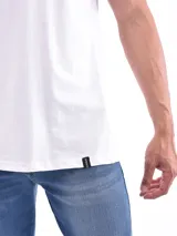 Remera negra de corte clásico con cuello en V y mangas cortas.