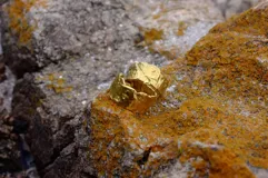 Anillo plateado con textura irregular y diseño rústico.