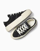 Championes urbanos Converse Cruise Low Top, color negro con detalles en blanco. Confeccionados en lona de algodón, con suela de goma y cordones.