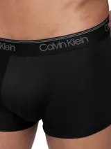 Pack de tres bóxers negros Calvin Klein de corte low rise trunk, confeccionados en microfibra suave que absorbe la humedad. Cuentan con cintura elástica distintiva con el logo de la marca.