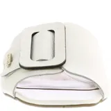 Zueco tipo mule (chinela cerrada) de cuero blanco, con tira ancha sobre el empeine adornada con una hebilla rectangular grande de color blanco y negro.