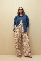 Pantalón ancho con estampado de hojas color marrón y blanco, confeccionado en tejido liviano y fluido. Cintura elastizada con lazo ajustable.