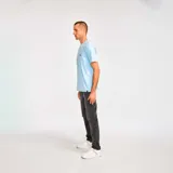 Remera celeste de algodón con bolsillo en el pecho izquierdo y logo de CAT bordado en negro. Corte clásico y mangas cortas.