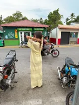 Vestido largo de tejido de punto a rayas horizontales en tonos blanco y marrón. Presenta cuello polo y mangas acanaladas de tres cuartos.