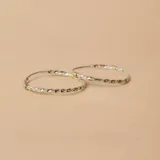 Par de aros tipo argolla de plata 925 torneada con detalles en oro.