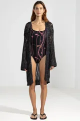 Cárdigan largo de tejido de punto calado color negro.