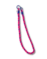 Cuerda para cartera de poliéster trenzado en espiral, color fucsia y azul. Incluye dos aros metálicos en los extremos para sujetar a la cartera.