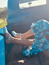 Vestido largo de lino con estampado tie-dye en tonos azules y volados en la falda.