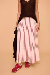 Pollera midi de algodón color crudo con rayas verticales azules, silueta línea A, elástico en la cintura y corte en la delantera.